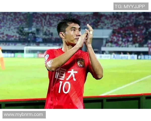 足球场上的传奇人物略字结尾的明星球员们的辉煌与成就